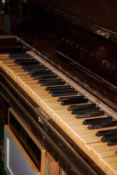 Primo Piano Vecchio Pianoforte Rotto — Foto Stock