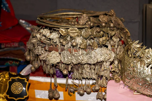 Geleneksel Çin Guangxi etnik kostüm başlığının yakın çekimi