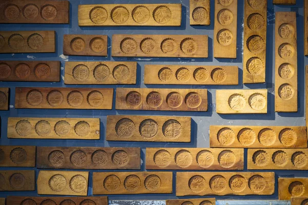 Duvarda asılı duran Çin ay çöreği kalıplarıyla dolu bir duvar.