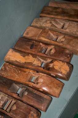 Çeşitli geleneksel ahşap işçiliği araçları