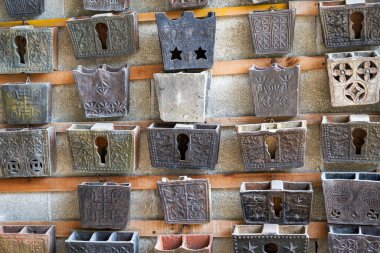 Duvarın her tarafında saksı bitkileri asılı.