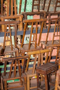 Bir ikinci el mobilya mağazasında bambu ve rattan sandalyelerin yakın çekimi.