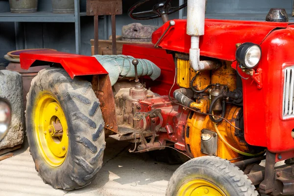 Gedeeltelijke Close Van Een Gloednieuwe Rode Trekker Het Platteland — Stockfoto