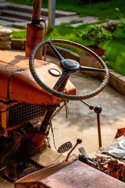 Částečné Detailní Záběr Zbrusu Nového Červeného Traktoru Venkově — Stock fotografie