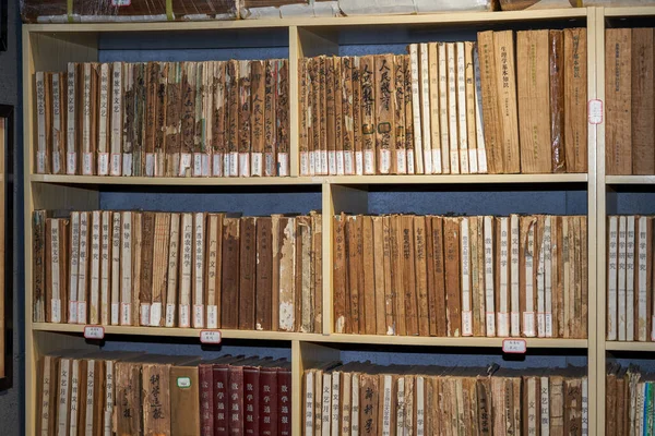 Gros Plan Sur Les Livres Anciens Cassés Sur Les Étagères — Photo