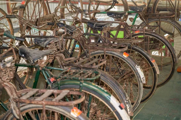 Stapel Retro Oude Verlaten Fietsen — Stockfoto