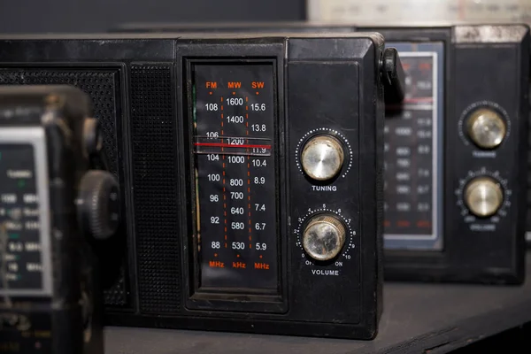 Κοντινό Πλάνο Του Παλιού Ρετρό Παραδοσιακού Ρυθμιστή Ραδιοφώνου — Φωτογραφία Αρχείου