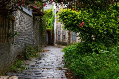 Eski Çin köylerindeki binaların ve yolların manzarası