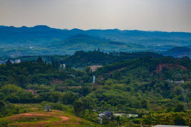 Banliyö dağ manzarası ve Nanning, Guangxi, Çin 'deki uzak dağlar.