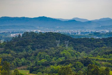 Banliyö dağ manzarası ve Nanning, Guangxi, Çin 'deki uzak dağlar.