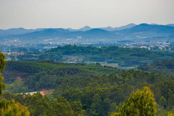 Banliyö dağ manzarası ve Nanning, Guangxi, Çin 'deki uzak dağlar.