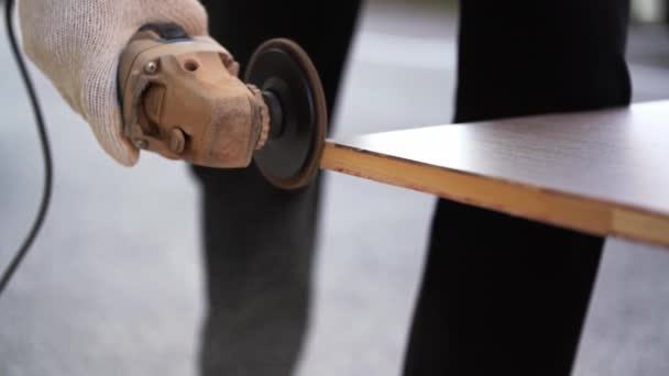 Tukang Kayu Menggiling Papan Kayu Dengan Pemotong Roda — Stok Video