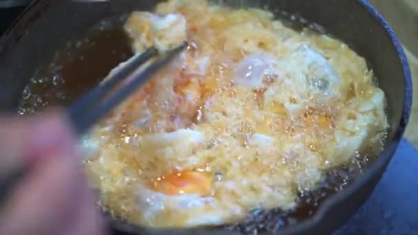 Chef Kitchen Making Fried Eggs Frying Pan Fried Eggs — Vídeo de stock