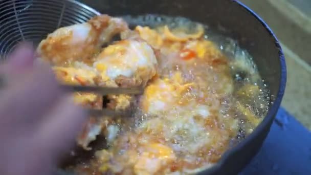 Mutfakta Bir Aşçı Kızartma Tavasında Yumurta Pişiriyor — Stok video