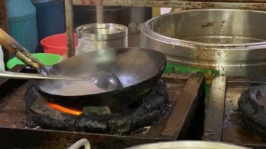 Nanning, Guangxi, Çin 'de bir şef Laoyoufen, ekşi bambu filizleri ve domuz pirinçli erişte adı verilen aperatifler pişirir.