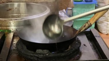 Nanning, Guangxi, Çin 'de bir şef Laoyoufen, ekşi bambu filizleri ve domuz pirinçli erişte adı verilen aperatifler pişirir.