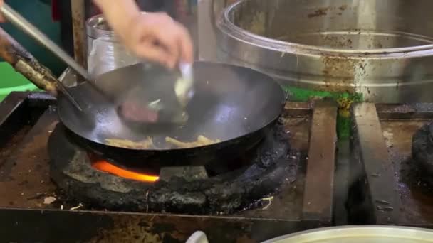 Een Chef Kok Nanning Guangxi China Kookt Snacks Genaamd Laoyoufen — Stockvideo