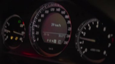 Geceleri hareket halindeki bir arabanın ön paneline yakın plan.