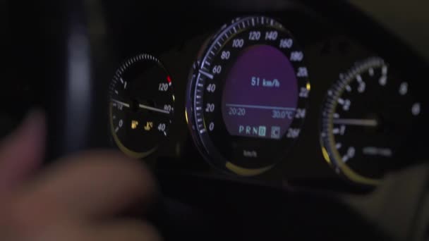夜间移动车辆仪表盘的特写 — 图库视频影像