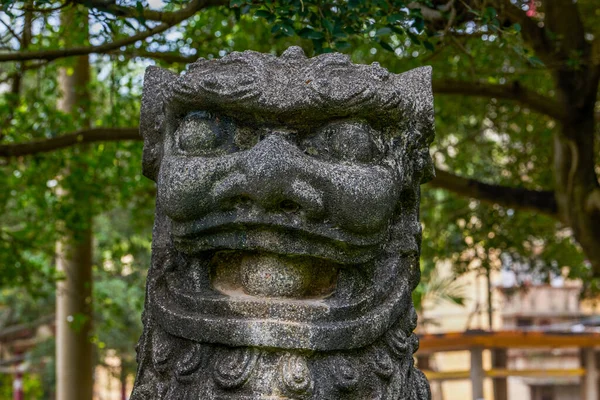 Geleneksel Bir Çin Bahçesinde Yaşlı Bir Taş Aslanın Yakın Çekimi — Stok fotoğraf