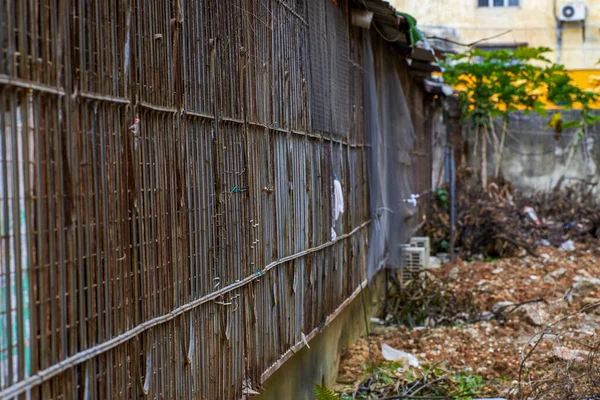 Bir gecekondu mahallesinde harap olmuş bölümlere yakın çekim