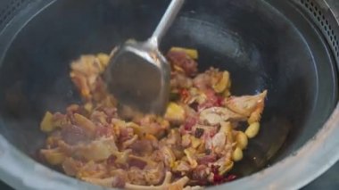 Bir çiftlik lokantası kızarmış tavuk yapmak için ahşap bir toprak tenceresi kullanır.