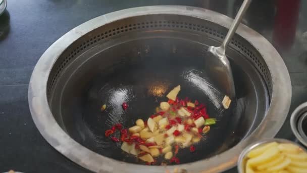農家のレストランでは チリフライチキンを作るために薪土鍋を使用しています — ストック動画