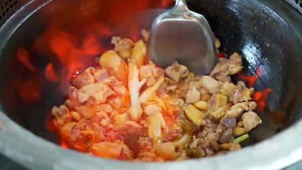 Farmhouse Restaurant Uses Wood Fired Earthen Pot Make Chili Fried — Stock video