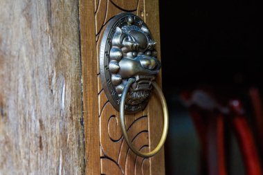 Eski Çin binasının ahşap kapısında musluk tokmağı.