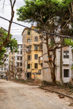 Terk edilmiş eski bir yerleşim alanındaki konut binalarına yakın çekim