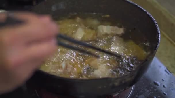 厨师在煎锅里煎猪肚 — 图库视频影像
