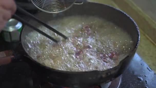 Koki Menggoreng Daging Sapi Dalam Wajan — Stok Video