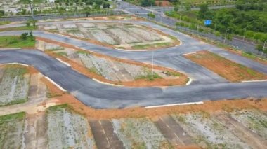 Şehirdeki bir yarış pistinde özel bir araba pistinin havadan çekimi.
