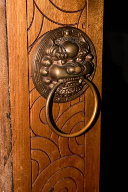 Eski Çin binasının ahşap kapısında musluk tokmağı.