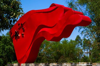 Uçan beş yıldızlı kırmızı bayrak heykelinin yakın çekimi