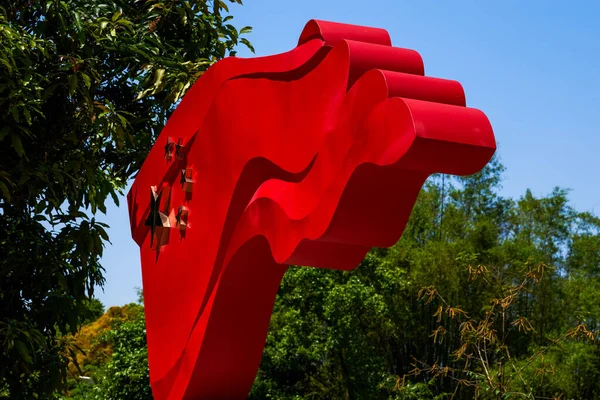 Крупним Планом Літаюча Ятизіркова Скульптура Червоного Прапора — стокове фото