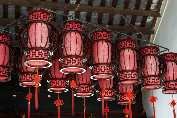Lustre Lanterna Vermelha Madeira Tradicional Antigo Edifício Chinês — Fotografia de Stock