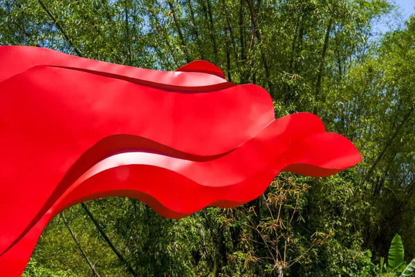 Close Flying Five Star Red Flag Sculpture — Fotografia de Stock