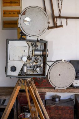 Geleneksel bir film projektörünün yakın çekimi