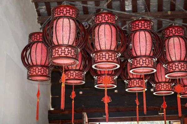 Traditional Wooden Red Lantern Chandelier Ancient Chinese Building — Stok fotoğraf