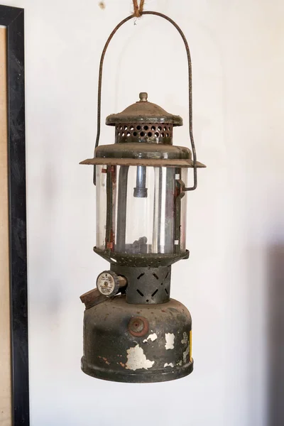 レトロな灯油ランプがぶら下がりのクローズアップ — ストック写真