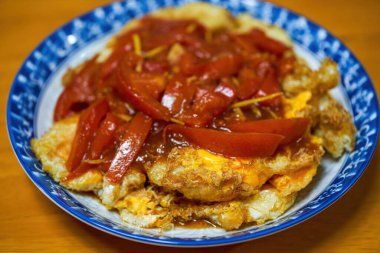 Lezzetli bir Çin ev yemeği, beş söğütlü tatlı ve ekşi yumurta.