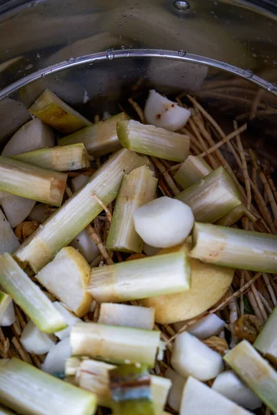 Una Olla Hierbas Tradicional Cantonés Agua Caña Azúcar Raíz Estrangulamiento —  Fotos de Stock