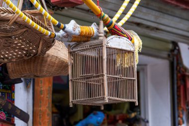 Geleneksel bambu örgü kuş kafesleri pazarda satılıyor.