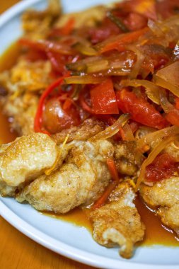 Lezzetli bir Çin yemeği, beş söğütlü sahanda yumurta