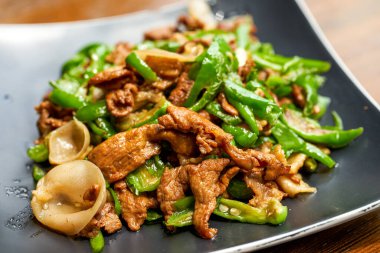 Bir tabak lezzetli ve baharatlı Hunan yemeği, acılı kızarmış domuz eti.