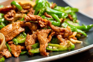 Bir tabak lezzetli ve baharatlı Hunan yemeği, acılı kızarmış domuz eti.