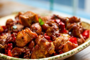 Klasik kuru ve lezzetli bir Sichuan yemeği, baharatlı tavuk.