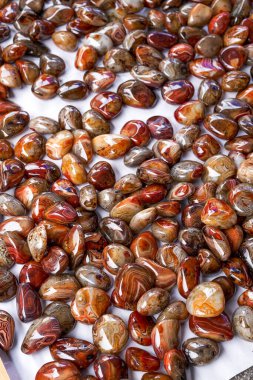 Parlak çakıl taşlarının yakın çekimi