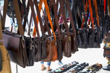 Pazarda çeşitli omuz ve kurye çantaları var.